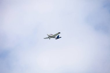 Küçük bir şey 172 uçak mavi gökyüzünde süzülüyor. 