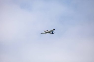 Küçük bir şey 172 uçak mavi gökyüzünde süzülüyor.