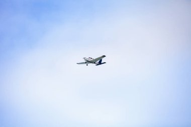 Küçük bir şey 172 uçak mavi gökyüzünde süzülüyor.