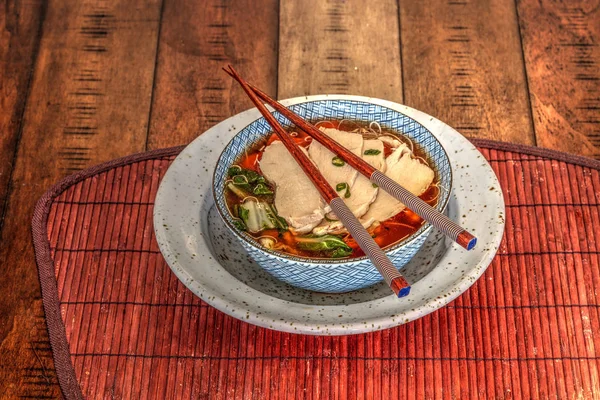 Sup mie ayam Asia dengan sumpit — Stok Foto