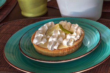 Mavi tabakta yeşil limonlu turta