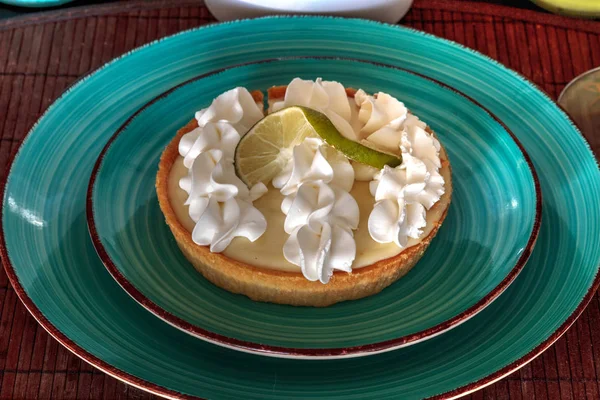 Green keylime pie dessert on a blue plate — 스톡 사진