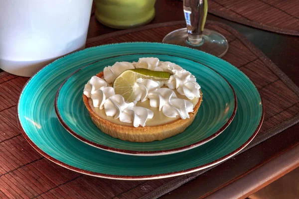 Green keylime pie dessert on a blue plate — 스톡 사진