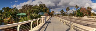 Bonita Baharı 'ndaki Everglades Wonder Gardens' a giden köprü.