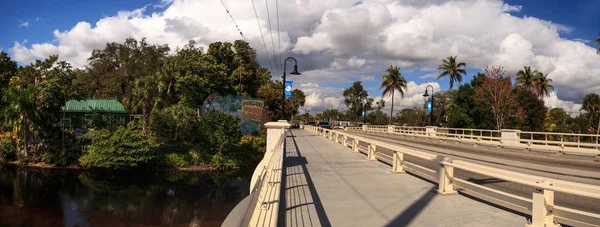 Ponte que leva aos Everglades Wonder Gardens em Bonita Spring — Fotografia de Stock