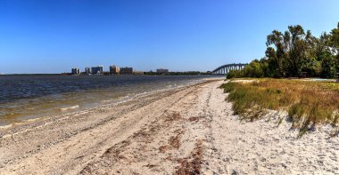 Sanibel Causeway Köprüsü Florida, Sanibel 'deki Causeway Adaları Parkı' nın arka planında..