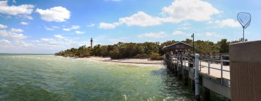 Sanibel, Florida 'daki Lighthouse Beach Park' taki Deniz fenerine giden beyaz kum.