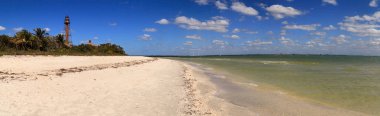 Sanibel, Florida 'daki Lighthouse Beach Park' taki Deniz fenerine giden beyaz kum.