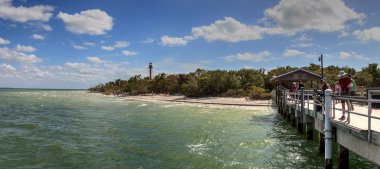 Sanibel, Florida 'daki Lighthouse Beach Park' taki Deniz fenerine giden beyaz kum.