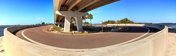 フロリダ州のサンイベル島にあるコーズウェイ島公園のサンイベル コーズウェイ橋の下の道路 — ストック写真