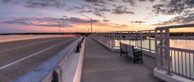 SS Jolley Köprüsü 'nden geçip Marco Adası, Florida' ya giden arabalardan hafif patikalar..