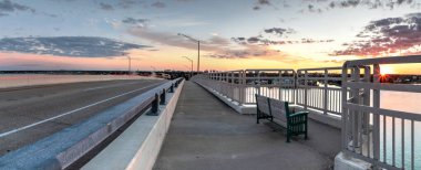 Altın bir gün batımı manzaralı SS Jolley Köprüsü Marco Adası, Florida.