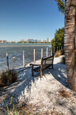 Sarasota Körfezi manzaralı sakin, sakin bir sahil manzaralı Sarasota, Florida