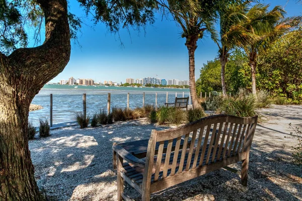 Ławka Widok Sarasota Bay Spokojnym Spokojnym Widokiem Nabrzeże Sarasota Floryda — Zdjęcie stockowe