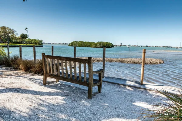 Ławka Widok Sarasota Bay Spokojnym Spokojnym Widokiem Nabrzeże Sarasota Floryda — Zdjęcie stockowe