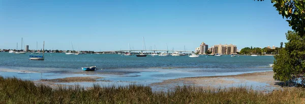 Sarasota Bay Mit Der John Ringling Causeway Brücke Hintergrund Sarasota — Stockfoto