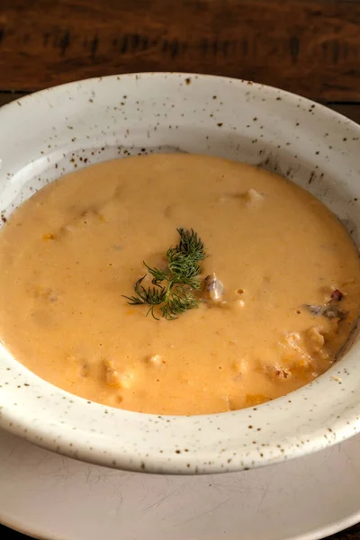 龙虾比斯克汤在白盘碗中的新鲜海鲜餐 — 图库照片
