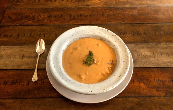 Taze deniz ürünleri, ıstakoz çorbası, beyaz tabakta bir kase içinde..