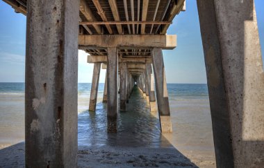 Napoli, Florida, ABD - 9 Mayıs 2020: Napoli, Florida 'daki Covid 19 virüsü salgını nedeniyle kapatıldıktan sonra Boş Napoli Rıhtımı' nın altında