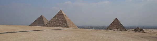 Bir Kahire Giza piramitleri