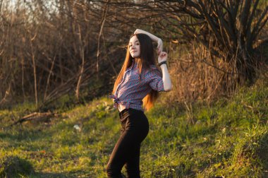 Doğada, genç kız yaz.