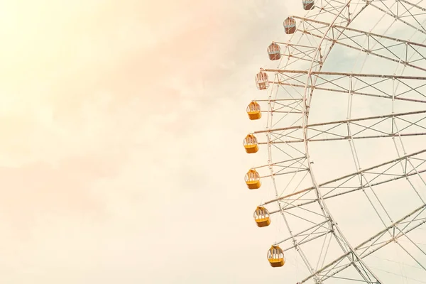 Metade da roda gigante contra o céu . — Fotografia de Stock