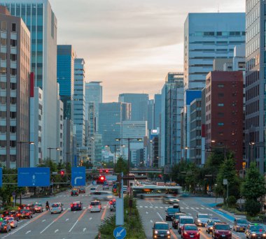 Şehir manzarası ve gökdelen alacakaranlıkta sakae, nagoya, japan.