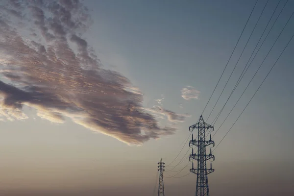 巨大的电线与天空中的云彩相映成趣. — 图库照片