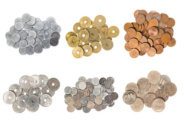 Haufen 500-Yen-Münzen japanisches Geld auf weißem Hintergrund. — Stockfoto