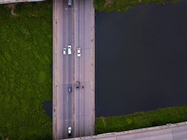 Letecký pohled shora mostu silnice přes řeku automobilový provoz — Stock fotografie