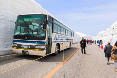 Tateyama, Japonya - 2 Mayıs 2016: Turistler kar koridorunda yürüyor. Bu kar duvarı Kurobe Alp Yolu 'nun bir parçasıdır. Tateyama Dağı çevresinde muhteşem manzaralar sunar..