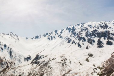 Tateyama Kurobe Alp Yolu ve güzel manzara Japonya 'daki Tateyama Japon Alpleri, Toyama.
