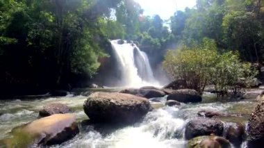 Tayland 'daki Khao Yai Ulusal Parkı' ndaki Haew Suwat Şelalesi 'nde ormanın derinliklerindeki güzel şelaleler.