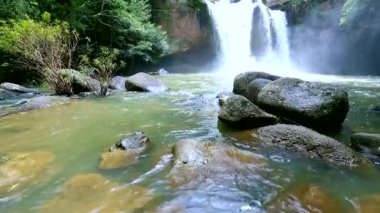 Tayland 'daki Khao Yai Ulusal Parkı' ndaki Haew Suwat Şelalesi 'nde derin ormanlarda şelaleler.