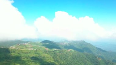 Tayland 'daki manzara. Phu Thap Boek Phetchabun Eyaleti Tayland 'daki dağların üzerinden uçan insansız hava aracı manzarası