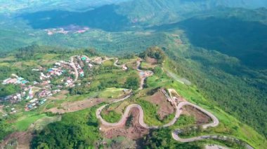 Tayland 'daki manzara. Phu Thap Boek Phetchabun Eyaleti Tayland 'daki dağların üzerinden uçan insansız hava aracı manzarası