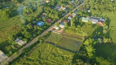 Tayland 'da kırsal köyü olan kırsal arazi ve pirinç tarlası manzarası.