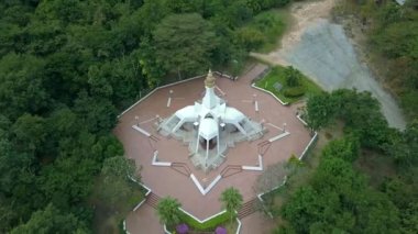 Nong Bua Lam Phu Eyaleti, Tayland 'daki Wat Tham Klong phen Tapınağı' ndaki beyaz pagoda manzarası.