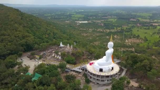 Phu Phan Krum国立公園 Nong Wua District うどんタイ州 タイの旅行先に沿ってワットカオ チョン チャドの空中風景 — ストック動画