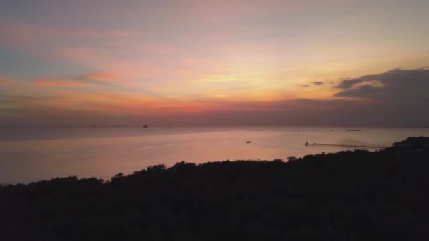 环布文娱中心的落日鸟瞰景观 是湾内观景海鸥的海滨度假胜地 — 图库视频影像