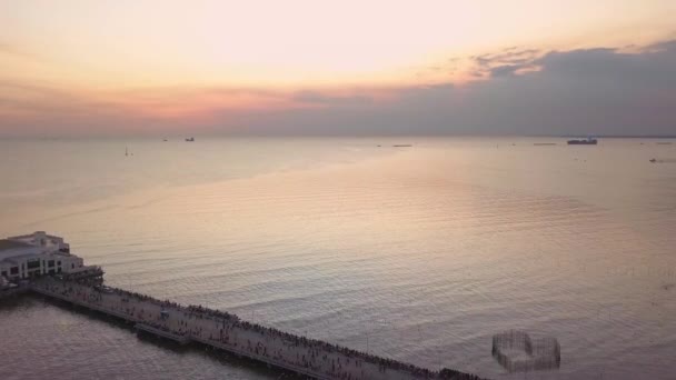 环布文娱中心的落日鸟瞰景观 是湾内观景海鸥的海滨度假胜地 — 图库视频影像