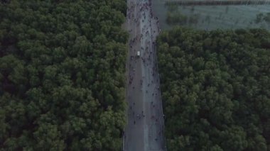 Bang Pu Dinlenme Merkezi 'nde gün batımında hava manzarası martıların bakış açısıyla körfez kıyısında bir tatil beldesidir.