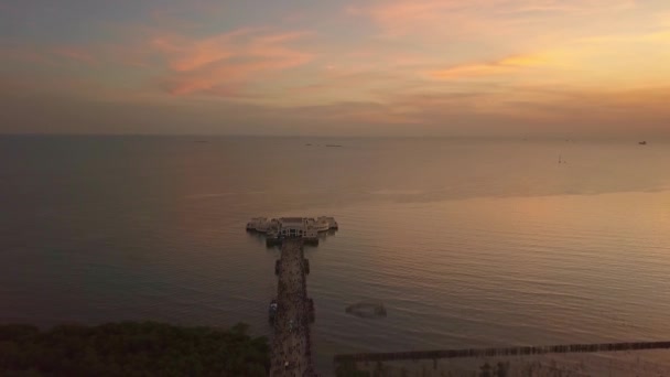 Bang Puのレクリエーションセンターで日没の空中ビューの風景は ビューのカモメの観点から湾の海辺のリゾートです — ストック動画