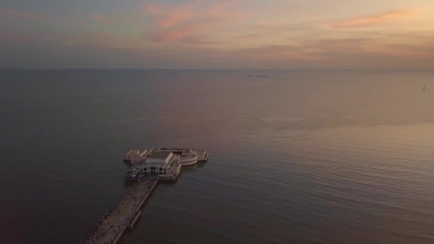 Bang Puのレクリエーションセンターで日没の空中ビューの風景は ビューのカモメの観点から湾の海辺のリゾートです — ストック動画