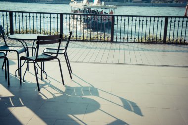 Balkondaki masa, Choa Praya Nehri 'ni temsil ediyor..