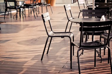 Kahve dükkanının balkonundaki masa hazır.