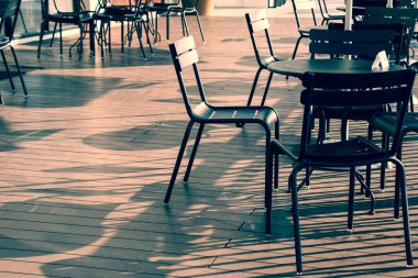 Sandalye ve Masa, ofisin balkonuna kurulmuş.