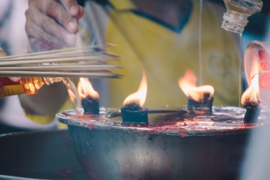 Çin Tapınak, yanan Joss sopa ve palmiye yağı mum