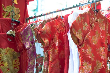 Qipao, cheongsam veya Çin Ulusal elbise satmak sokakta 