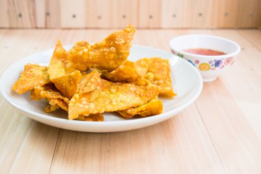 Balkondaki Sandalye ve Masa / Masa Choa Praya Nehri 'ni temsil ediyor..